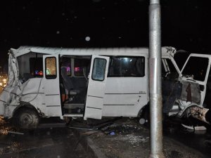 Öğrenci servisiyle tır çarpıştı: 4'ü ağır 16 yaralı