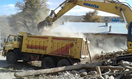 Beyşehir’de metruk binalar yıkılıyor