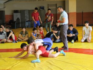 Pehlivanlar okulları için mindere çıktı