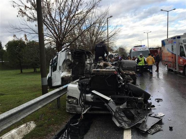 Otobüs, TIR, Kamyon Birbirine Girdi: Yaralılar Var