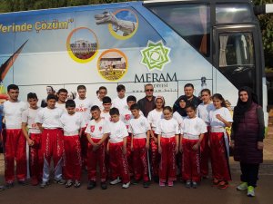 Meramlı Kickboksçular madalyaları topladı