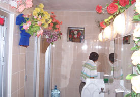 İşlettiği tuvaleti çiçekle donattı