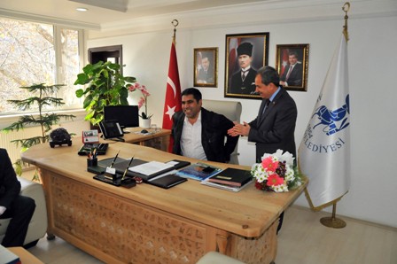 Akkaya koltuğunu engelli gence devretti