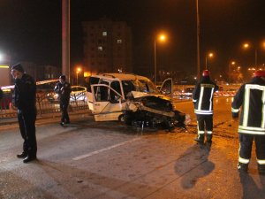 Konya'da hafif ticari araç yön levhasına çarptı: 3 yaralı