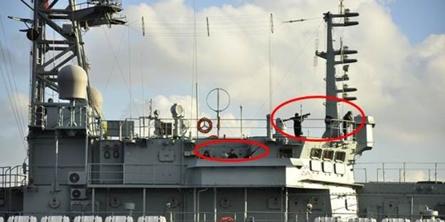 Rus savaş gemisi İstanbul'dan geçerken, füze gösterdi!