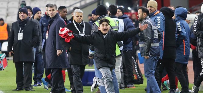 Eto'dan forma alan Konyasporlu çocuğun forma sevinci