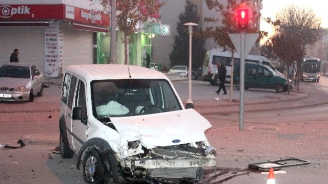 Konya'da, minibüsle hafif ticari araç çarpıştı