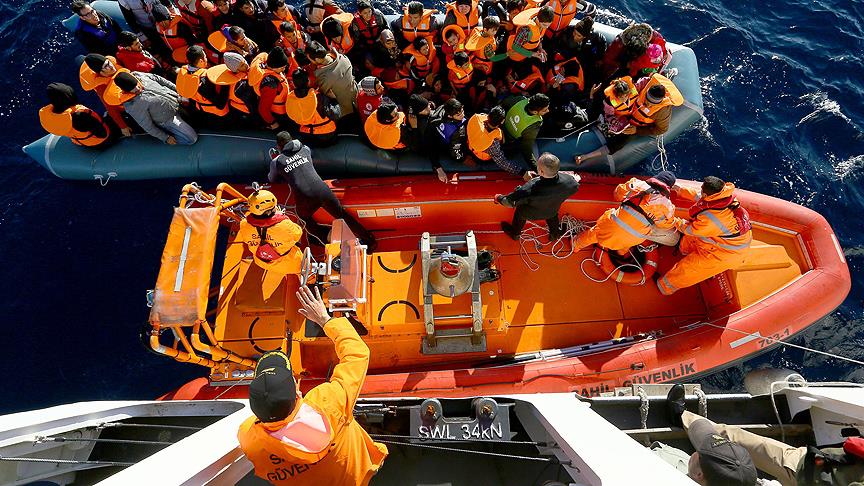 Türk sahil güvenlikten göçmenlere "şefkat eli"