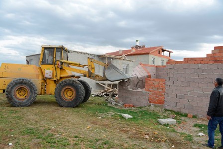 Meram’da kaçak yapılar yıkılıyor