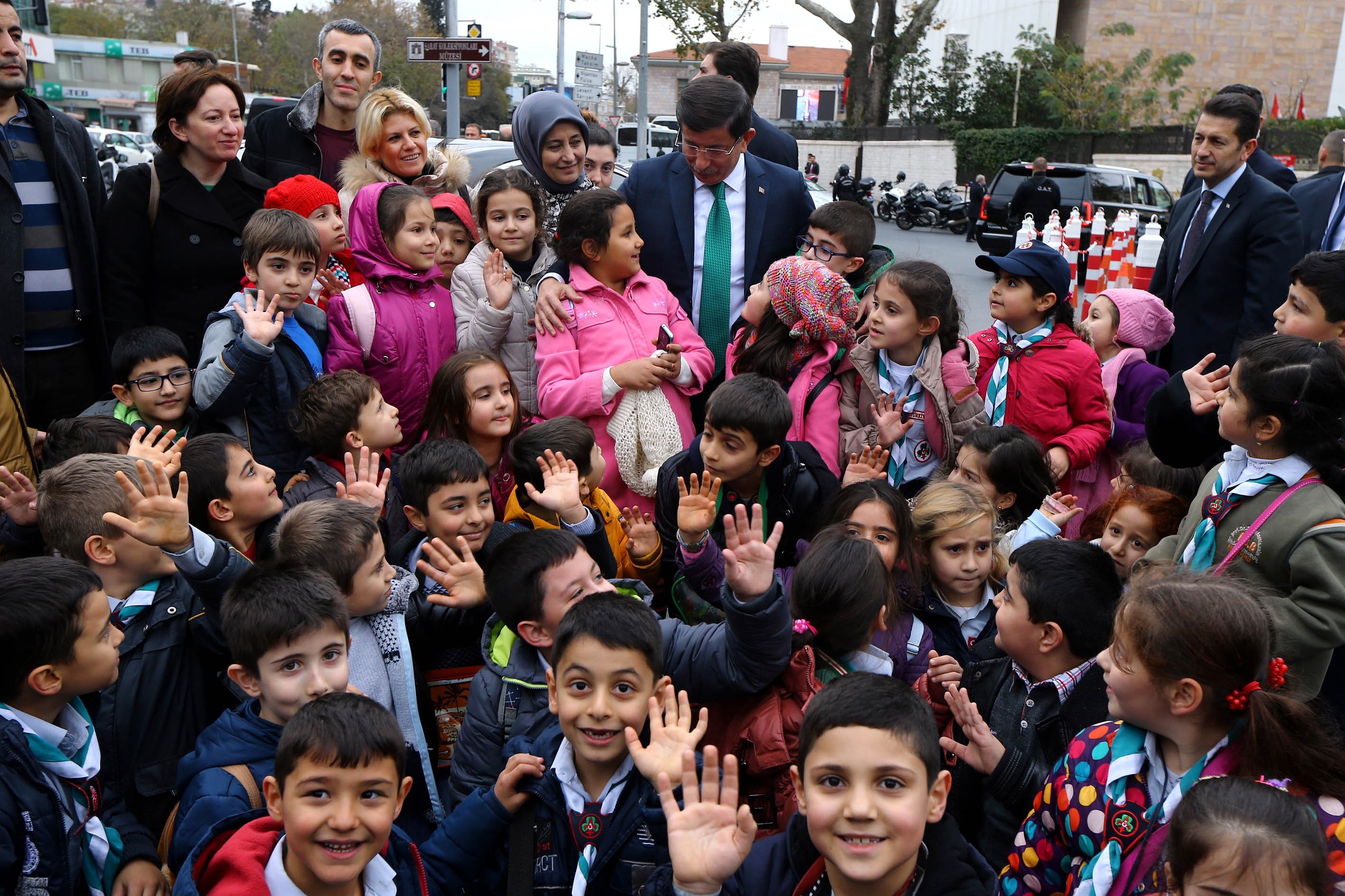 Başbakan Davutoğlu'ndan öğrencilere sürpriz