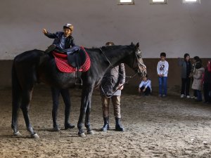 Engelleri "Atlı terapi" ile aşıyorlar