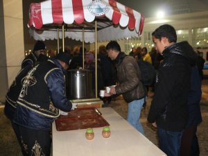 Karatay Belediyesi Vuslat Törenlerinde salep ikramında bulunuyor