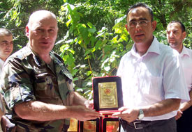 Hayırsever vatandaşlara teşekkür plaketi