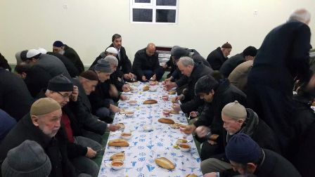 Cevher Dudayev'de çorba ikramı sürüyor
