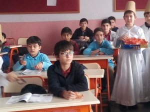 Hz. Mevlana’nın güzel ahlakını örnek alıyorlar