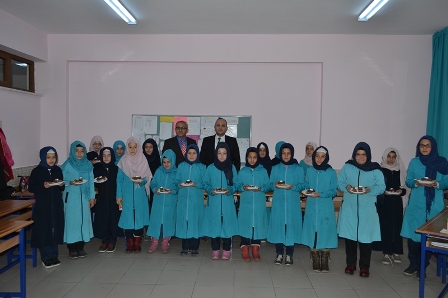 "Okuluma geliyorum pastamı yiyorum"