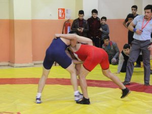 Okullararası gençler güreş müsabakaları yapıldı