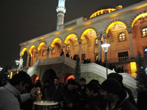 Konya'da Mevlit Kandili dolayısıyla süt dağıtıldı