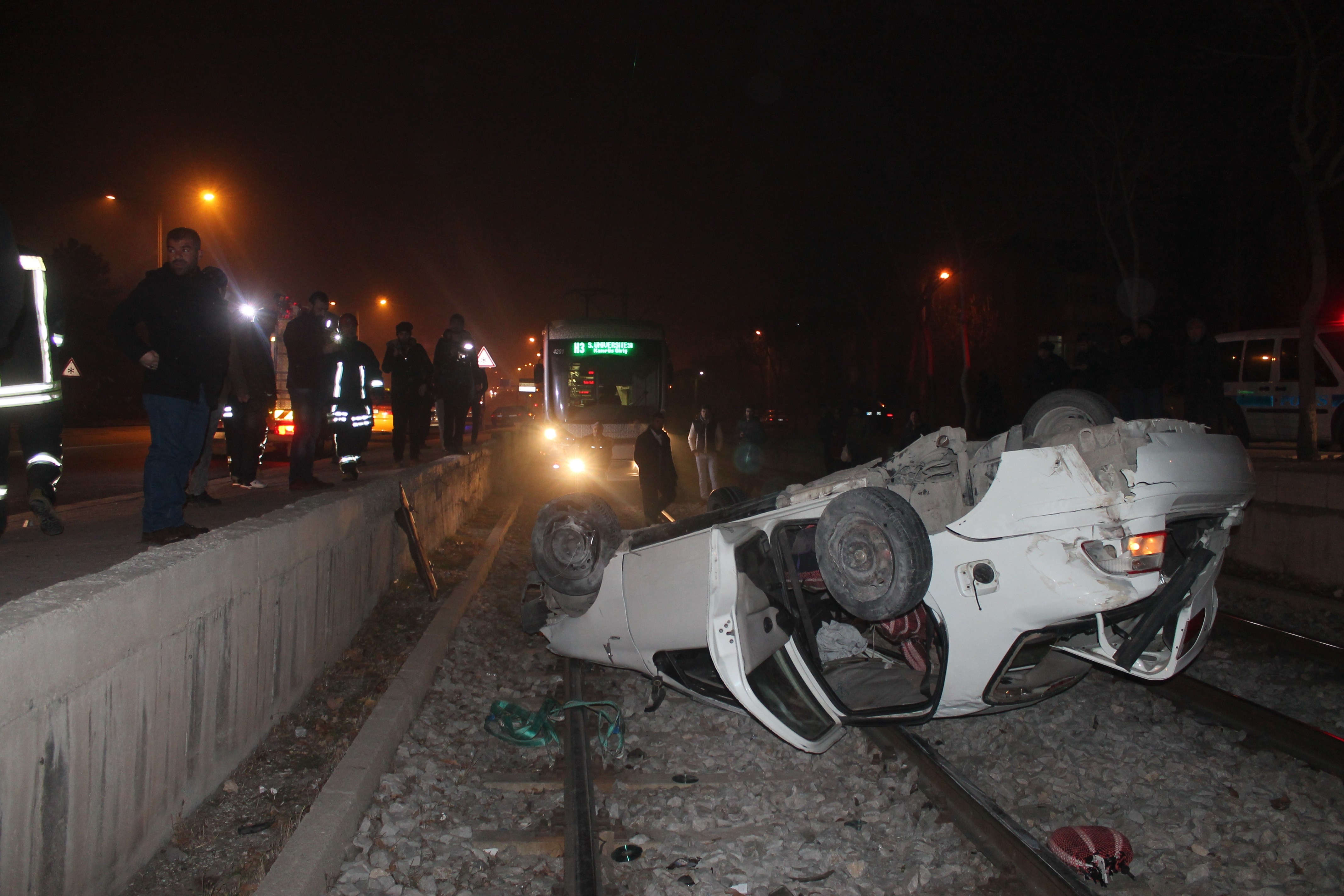 Otomobil tramvay hattına uçtu