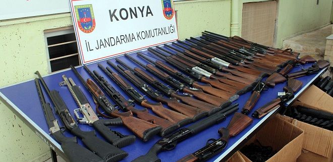 Jandarmanın durdurduğu araçta silah çıktı