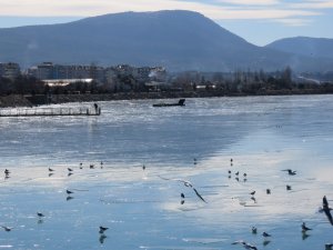 Beyşehir Gölü kıyıları buz tuttu