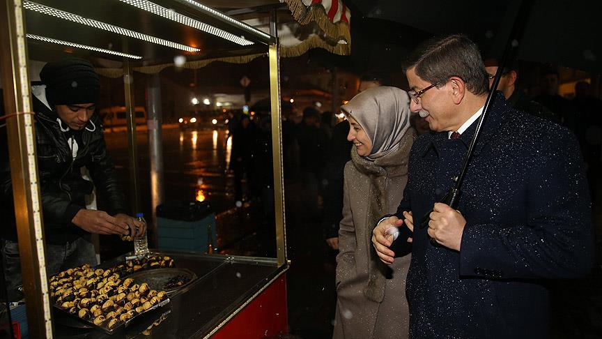 Başbakan Davutoğlu, eşiyle Beşiktaş'ta yürüdü