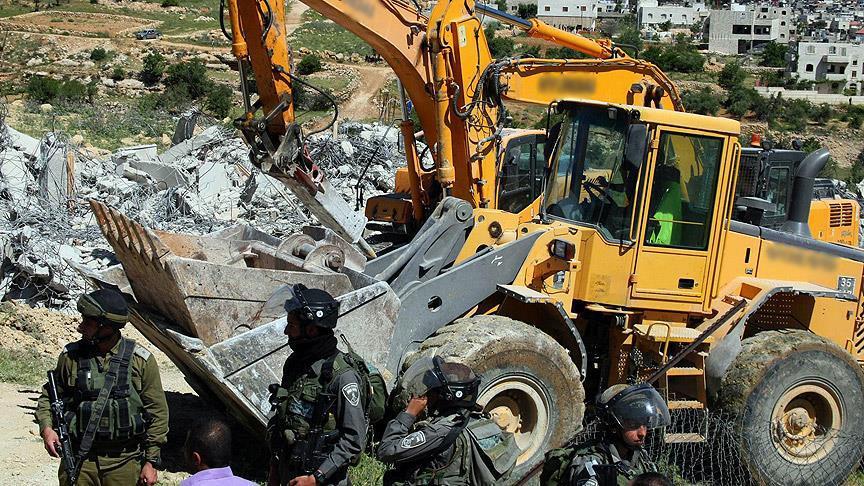 İsrail bir Filistinlinin evine beton dökerek kullanılamaz hale getirdi