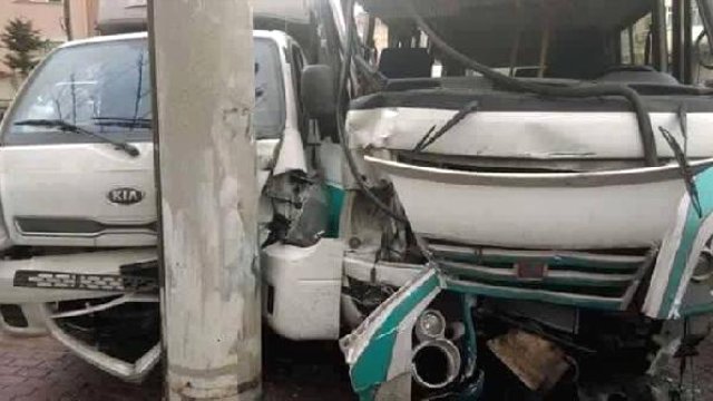Konya'da Minibüs ile Kamyonet Çarpıştı: 1 Ölü, 11 Yaralı