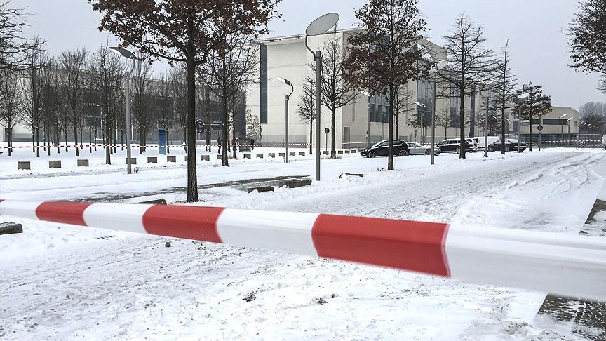 Almanya Başbakanlığında şüpheli paket alarmı