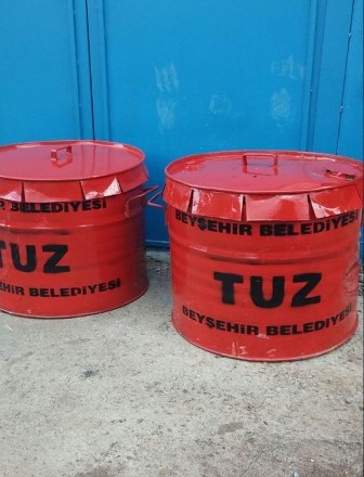 Beyşehir Belediyesi’nden eğimli yollarda tuz varili uygulaması