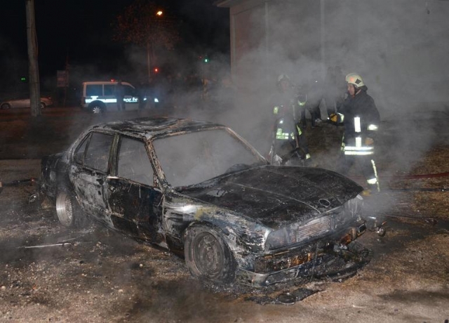 Otomobili Yanan Genç, Arabasına Değil, Ceketine Üzüldü
