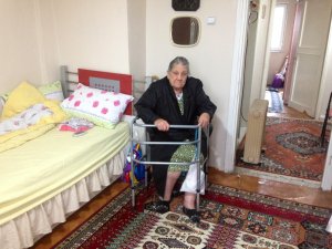 Yaşlı kadını dövüp, biriktirdiği mezar parasını çaldılar
