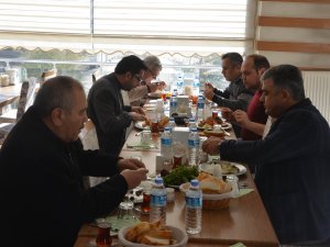 Özgüven, gazetecilerle bir araya geldi