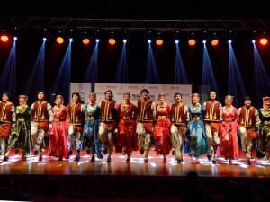 Halk dansları gösterisine yoğun ilgi