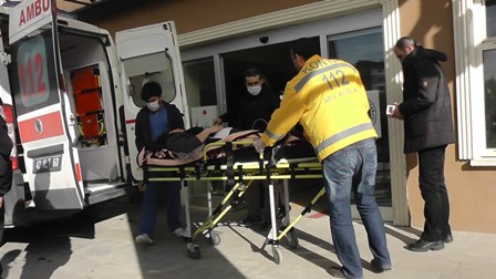 Otomobil bariyere çarptı