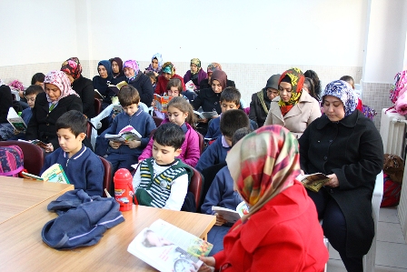 Sınıfta başlayan okuma aşkı mahalleye yayıldı