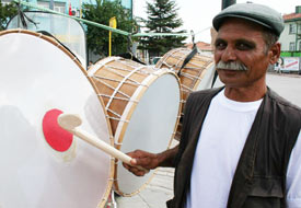 Davul sesi yerine salayla sahura kalkıyorlar