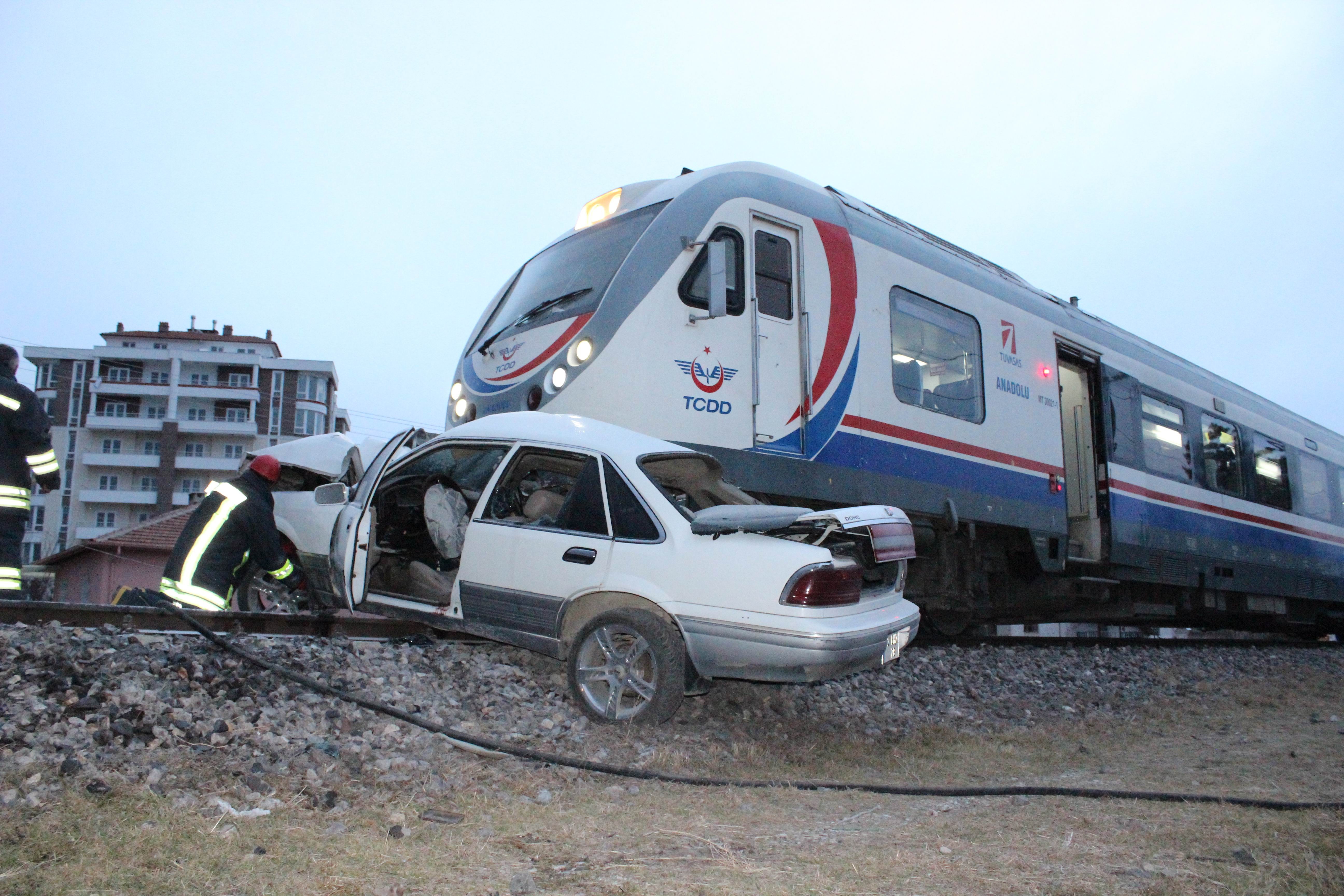 Konya'da yolcu treni otomobile çarptı: 1 ölü