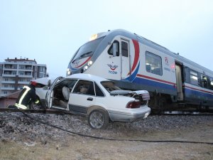 Yolcu treni otomobile çarptı: 1 ölü