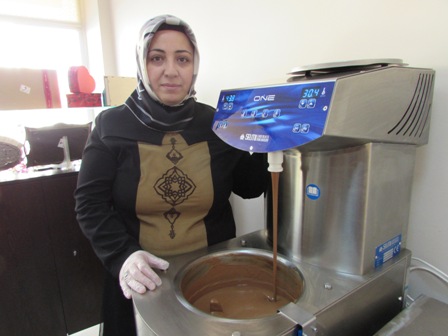İş yerinde "tatlı" mesleğini yapıyor
