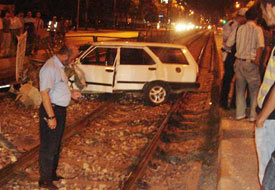 Sürücü tramvay yoluna daldı