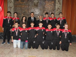 Karatay Anadolu Liseli voleybolculardan Ersöz’e ziyaret