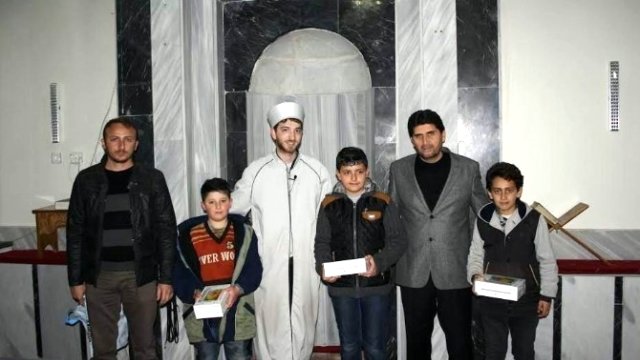 Namazlarını Camide Eda Eden Öğrencilere Tablet