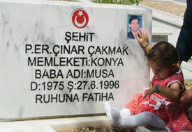 Hiç görmediği şehit babasını ziyaret etti
