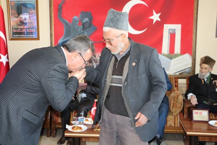 Hançerli Kore gazileri ile bir araya geldi