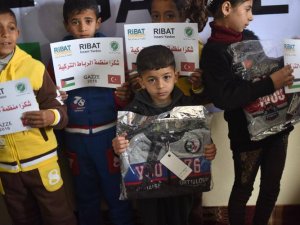 Ribat Gazze'de 10 bin yetim giydiriyor