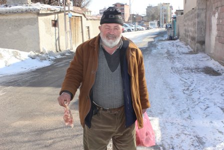 70 yaşında sokak hayvanlarına yem dağıtıyor