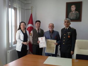 Görmediği babasının madalyasıyla gururlandı