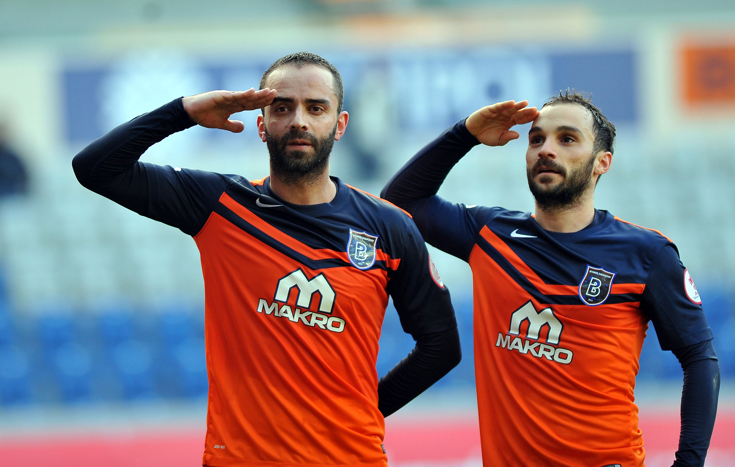 Semih Şentürk'ten Amed tribünlerine asker selamı