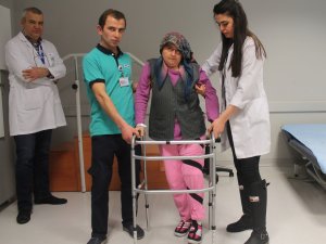 Fizyoterapi ile ayağa kalktı